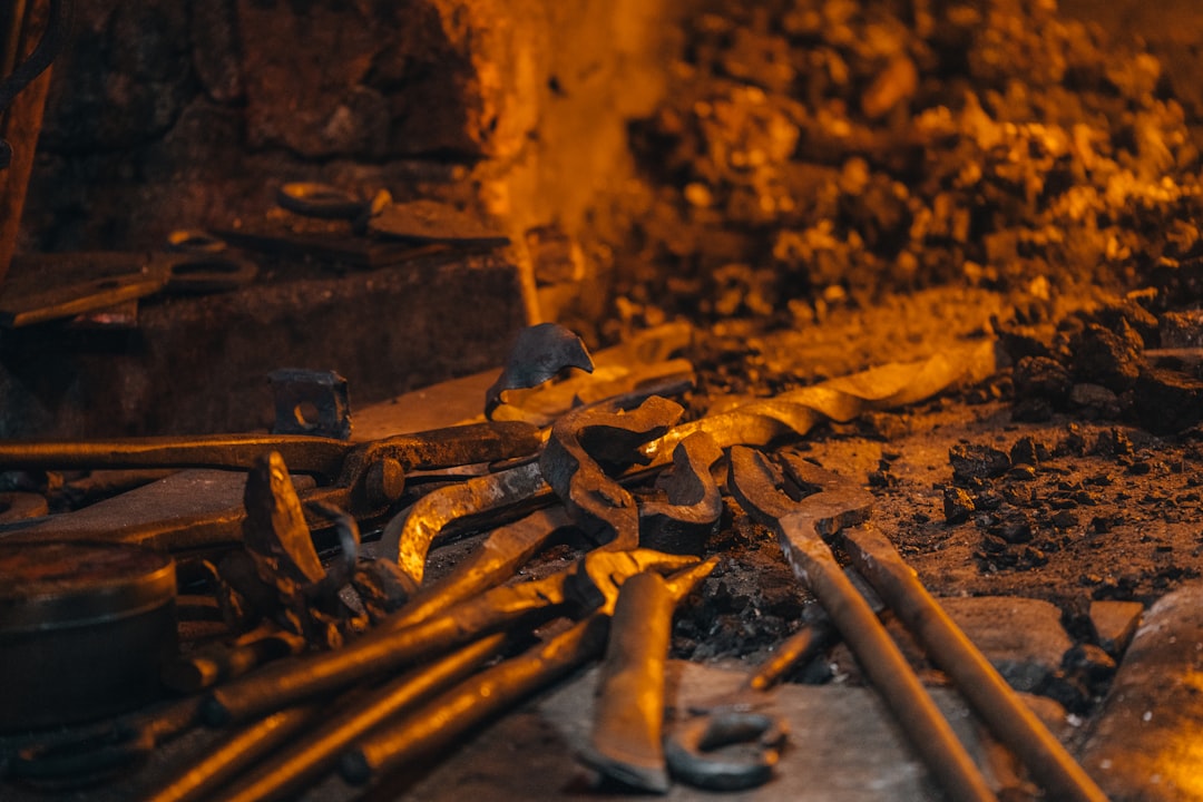 Forgeron travaillant l'acier à chaud dans un atelier artisanal
