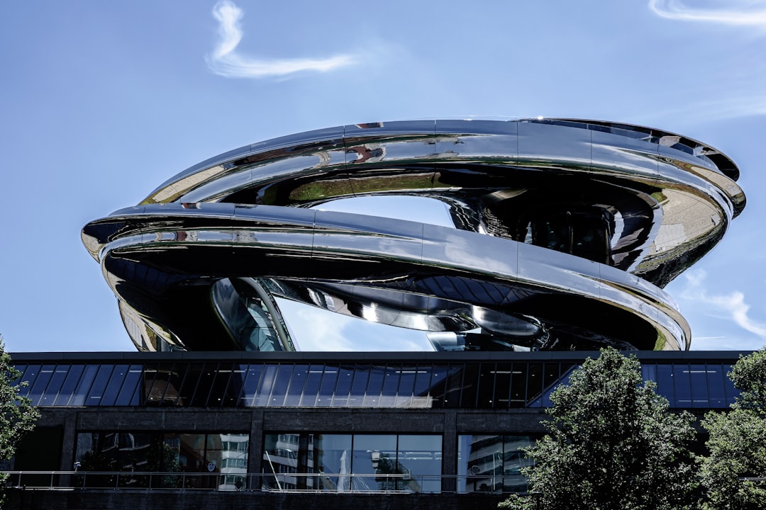 Structure contemporaine en acier inoxydable brillant et poli