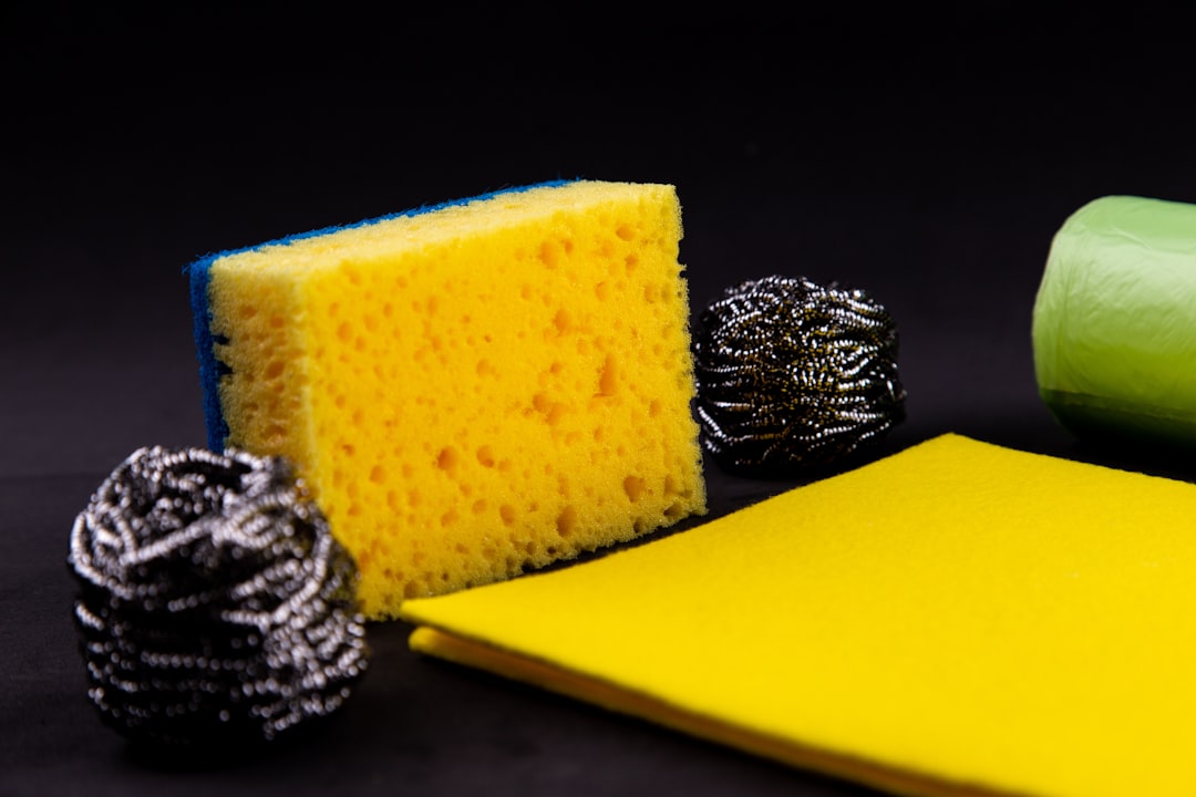 Main nettoyant une pièce métallique avec un chiffon doux