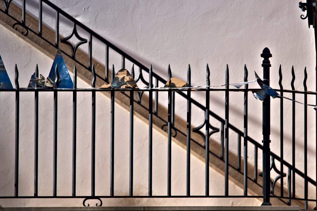 Rampe d'escalier en fer forgé aux motifs complexes et élégants