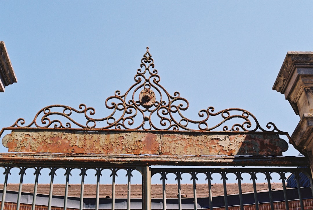 Grille en fer forgé anciennes sur une façade historique, témoignage du patrimoine